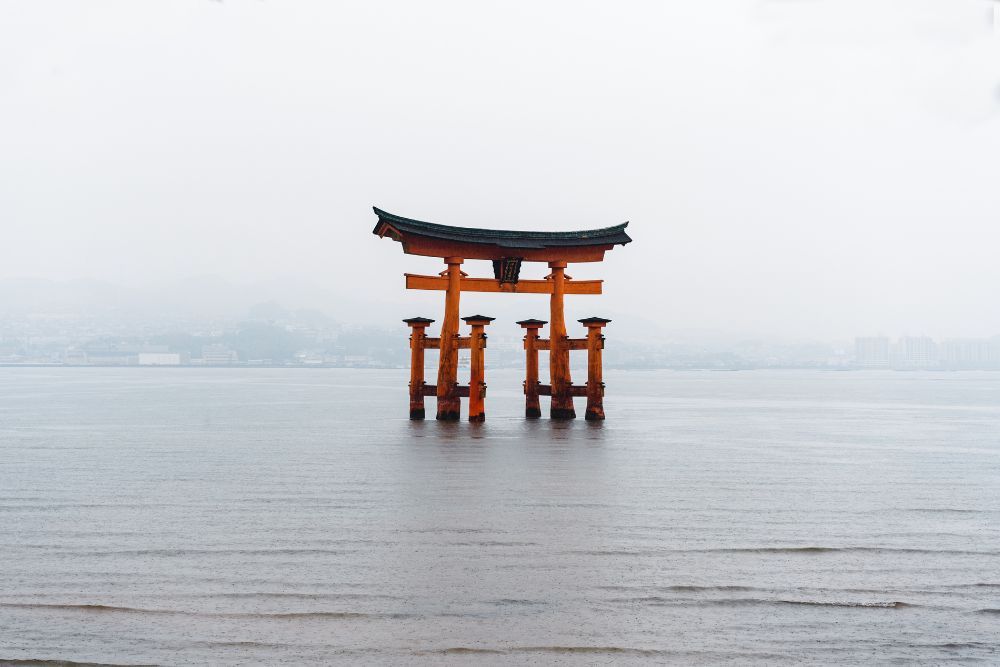 Portes Torii dans la mer au Japon